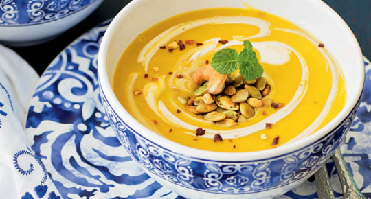 Imagem mostra uma sopa de tom amarelo