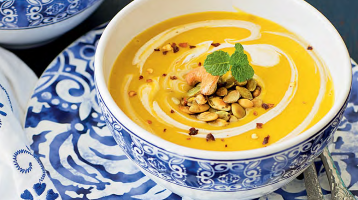 Imagem mostra uma sopa de tom amarelo