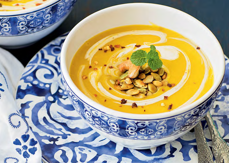 Imagem mostra uma sopa de tom amarelo