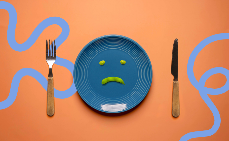Arte mostra um prato azul com um molhinho em formato de carinha triste, sobre um fundo cor de laranja.