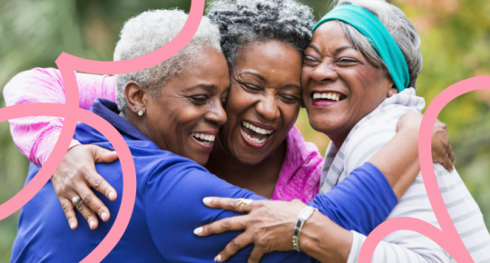 Foto mostra trê amigas idosas se abraçando, com expressão de felicidade