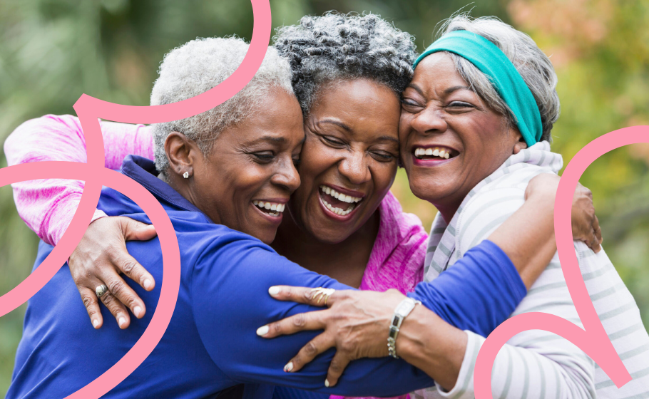 Foto mostra trê amigas idosas se abraçando, com expressão de felicidade