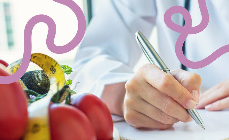 Imagem mostra mãos de médica de jaleco branco com uma caneta para prescrição, ao lado de tomates e alimentos