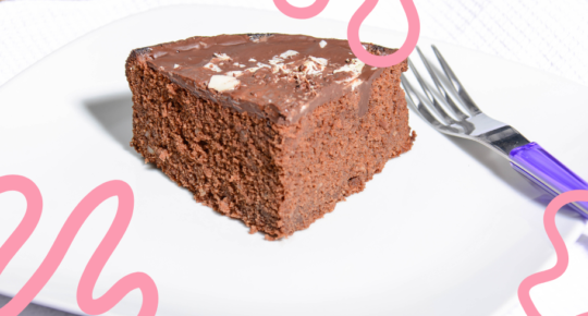 Arte mostra fatia de bolo de chocolate
